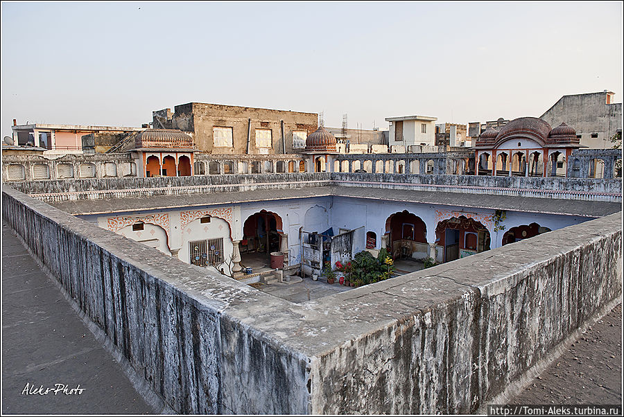 Здесь, на крыше, можно гулять над квадратным двором...
*