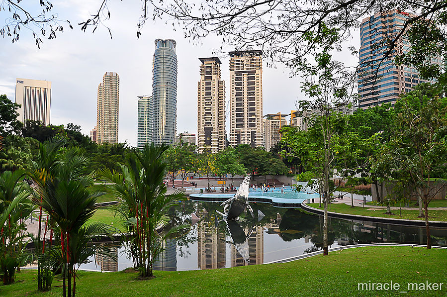 Этот парк поблизости к торговым центрам одно из популярнейших мест отдыха жителей и гостей Куала-Лумпура. Кто-то приходит сюда с детьми поплескаться в водичке, кто-то совершить пробежку, ну а кто-то просто полежать на травке, либо посидеть на скамейке, разглядывая все это архитектурное великолепие.