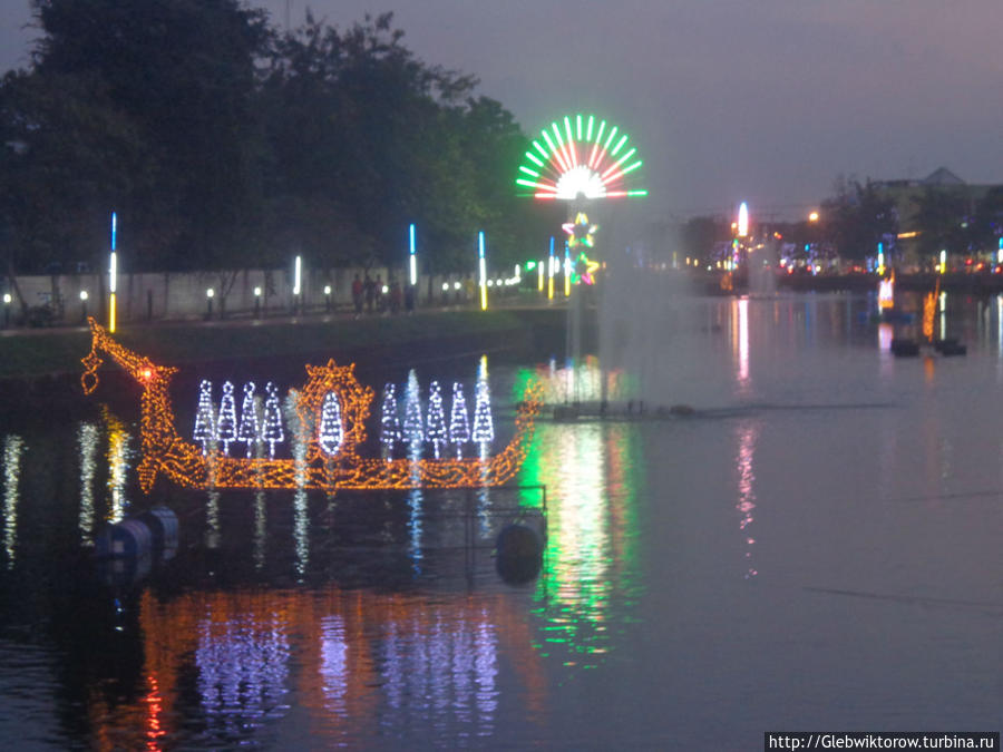 Вечерняя прогулка у городского пруда Бурирам, Таиланд