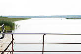 Вид с деревянного мостика на Сиверское озеро при его слиянии с каналом.