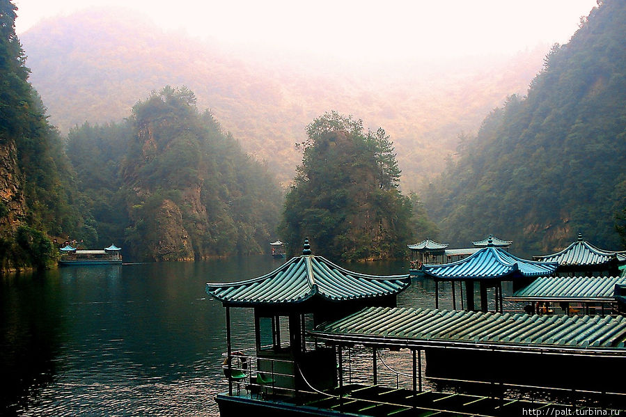 Прекрасное озеро Баофэн.  Осенние горы на дальнем плане — это желание чуть по-своему рассказать эту сказку Чжанцзяцзе Национальный Лесной Парк (Парк Аватар), Китай