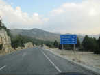 Горная дорога в Турции с четкими указателями