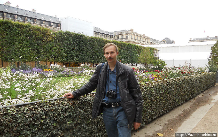 Перед аркой Карузель расположен красивый и пространный сад Тюильри. Париж, Франция