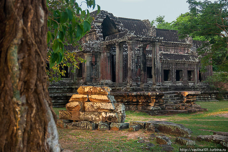 Пруд вокруг Анкор Вата Ангкор (столица государства кхмеров), Камбоджа