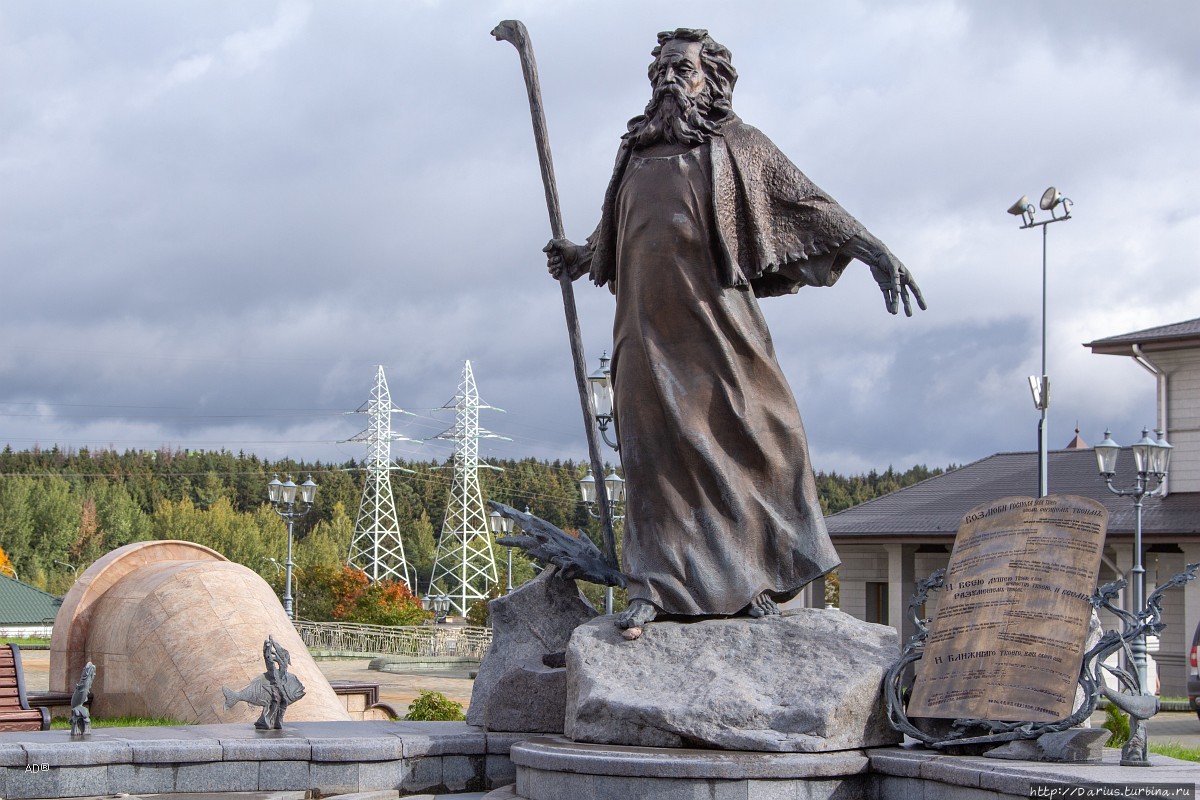 В честь какого памятника. Памятник Алексию 2 в Минске. Храм на памятник. Памятник Святого у храма. Монументы в честь утраченных храмов.