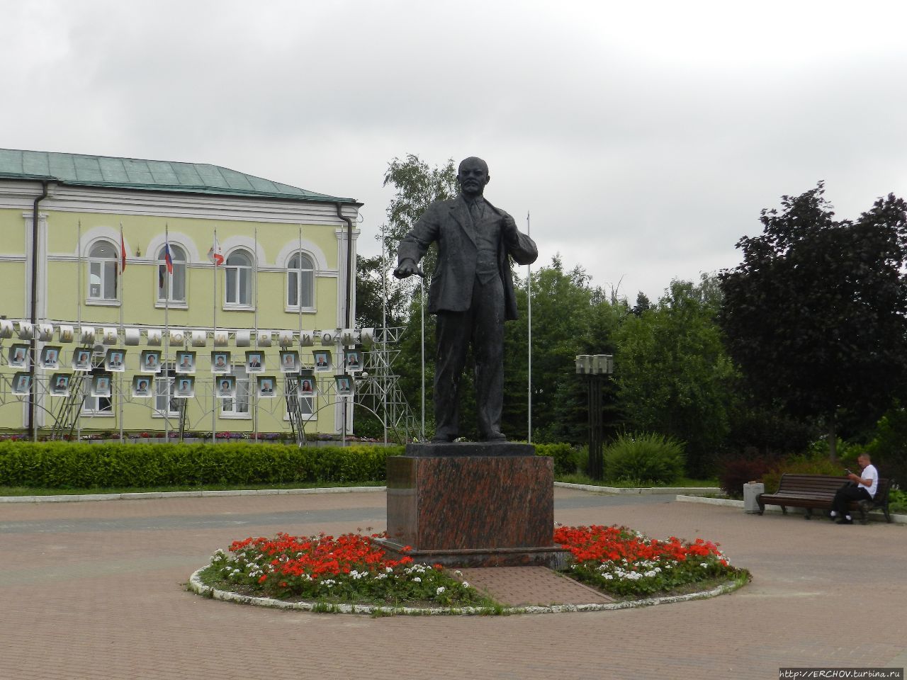 Дмитров г м. Памятники г Дмитров Московской области. Дмитров город в Московской области. Город Дмитров достопримечательности. Площадь Дмитрова Московской области.