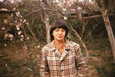 У Елены цветущие молодые яблоньки выращены из косточек обычного спелого яблока, снятого по осени с ветки яблони. Фото 1978 года.