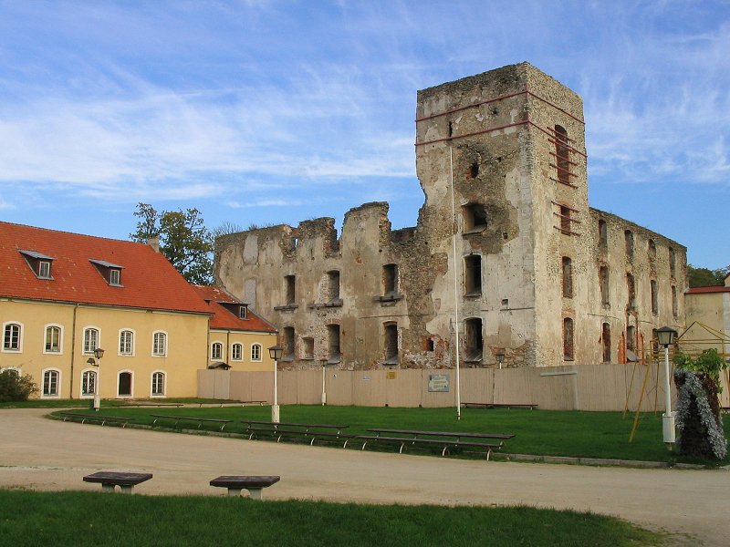 Во дворе замка Пылтсамаа, Эстония