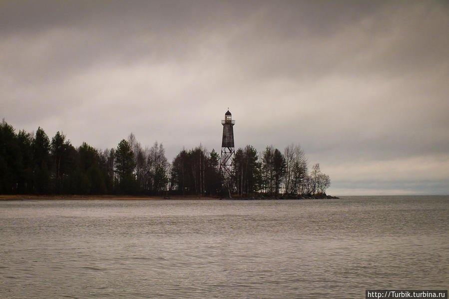 маяк Самбой на мысе Чейнаволок, Онежское озеро Подпорожье, Россия