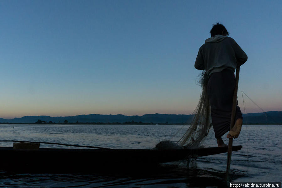 Вид сзади на ножную греблю Озеро Инле, Мьянма