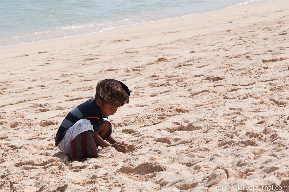 Дети есть дети даже на Бали. Пока взрослые били в свои бубны, этот парень спокойно возводил песчаные постройки. Бали, Индонезия