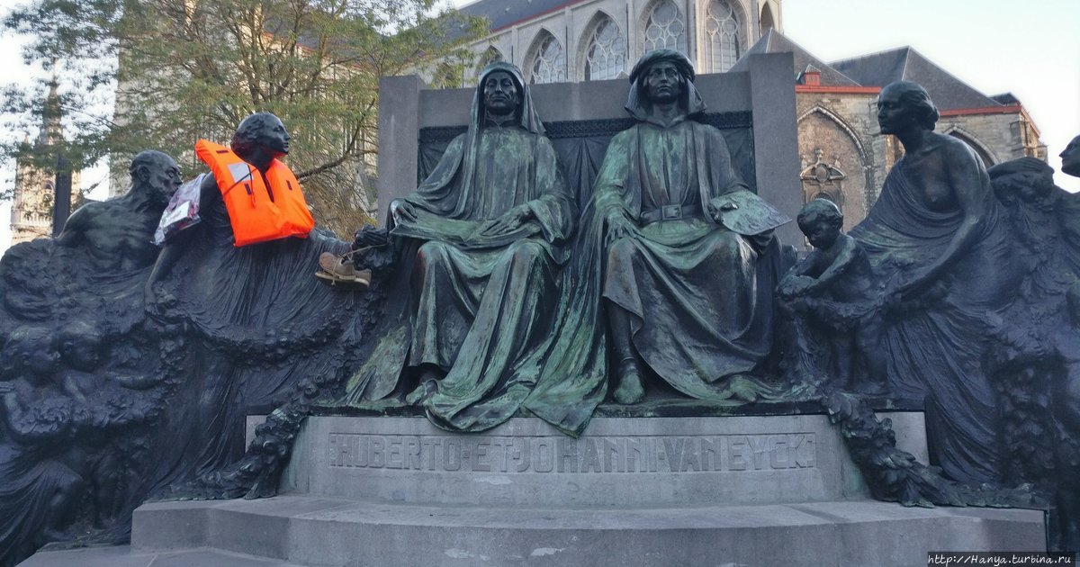 Акция возле памятника братьям Ван Эйкам в Генте. Фото из интернета Гент, Бельгия