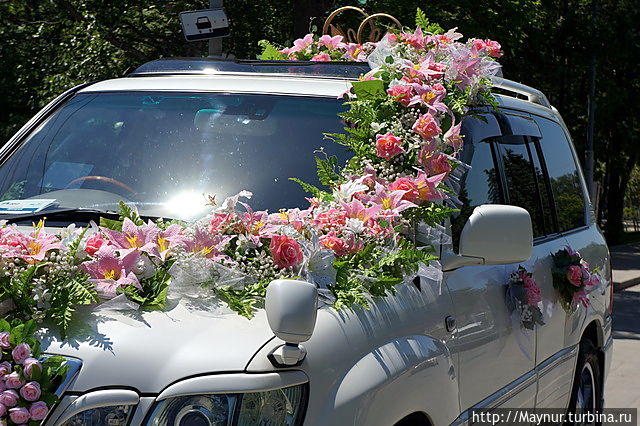 Первое, что я увидела при подъезде к музею —  вот этот роскошный свадебный автомобиль. Южно-Сахалинск, Россия