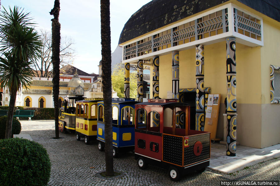 Португалия для малышей, который является одним из самых посещаемых в любое время года. Здесь в миниатюре воссозданы все самые важные здания, памятники и типичные дома Португалии со времен колониальной империи, включая заморские владения. Коимбра, Португалия