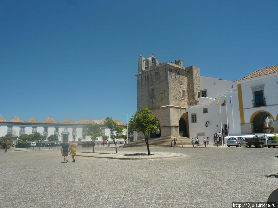 Площадь Largo da Se с Кафедральным Собором и дворцом Епископа.