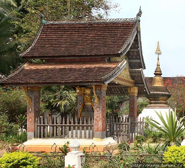 Павильон Сидящего Будды в Сиенгтхонг Вате. Фото из интернета Луанг-Прабанг, Лаос