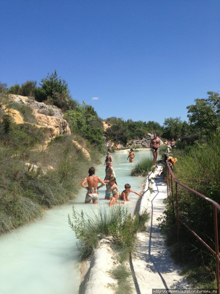 Природные бассейны термальной воды в Bagno Vignoni Баньо-Виньони, Италия