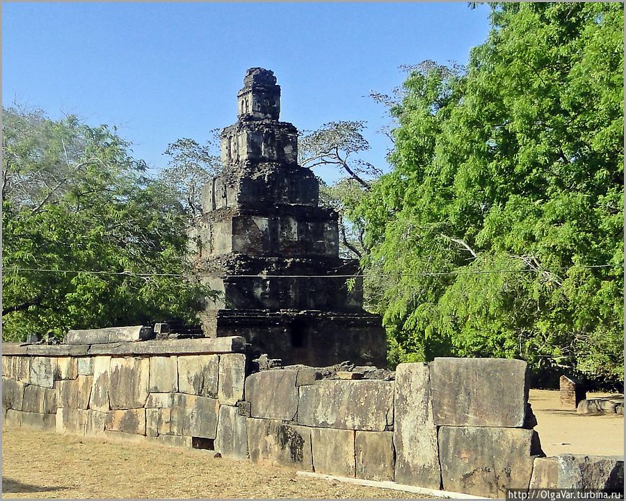 Некобычный для ланкийской архитектуры объект в виде пирамиды чем-то напоминает кхмерскую архитектуру. Такие же пирамиды находили и в Египте. Полоннарува, Шри-Ланка