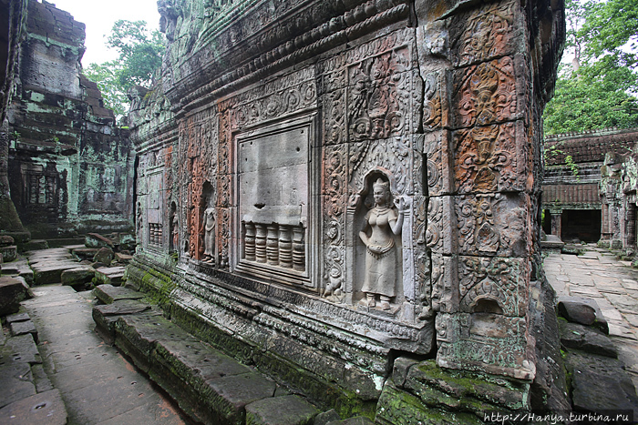 Один из множества малых святилищ, окружающих центральное святилище в храмовом комплексе Пре-Кхан Ангкор (столица государства кхмеров), Камбоджа