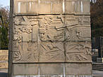 Барельеф на центральной стелле монумента