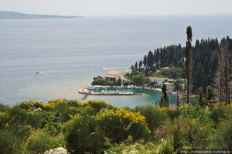 Вид на белый дом в Калами на острове Корфу, в котором жил Лоуренс Даррелл. Корфу, остров Корфу, Греция