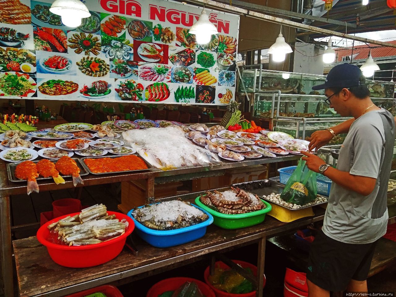 На Ночном Рынке есть много чего нужного и не нужного. Цены туристические, впрочем, там везде цены туристические где ходят туристы... Дуонг-Донг, Вьетнам