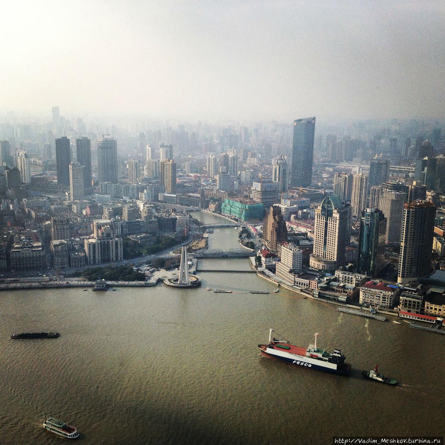 Вид на Шанхай с вершины телевизионной башни Восточная Жемчужина Шанхай, Китай