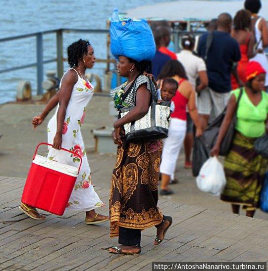 Тётенька несёт ребёнка и две сумки, а руки-то свободны. Мозамбик
