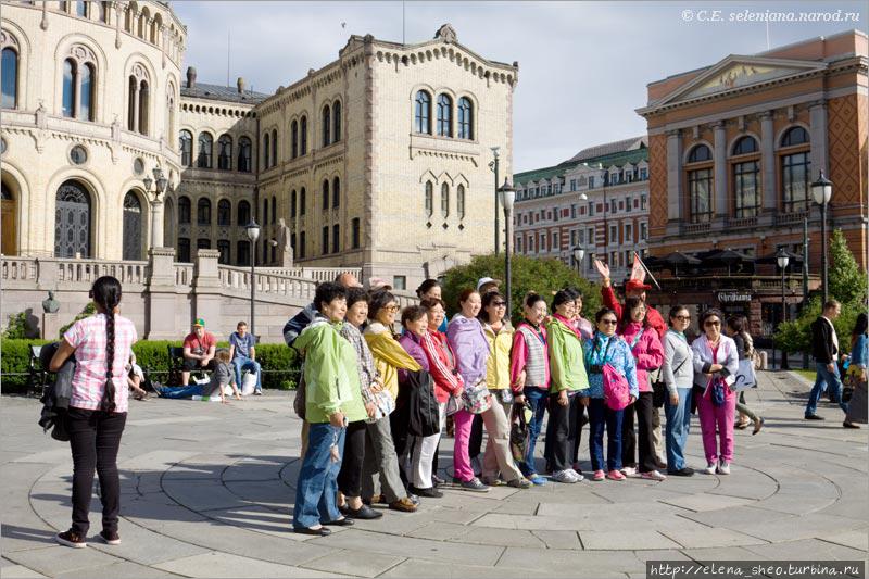 13. Китайские туристы фотографируются перед парламентом всем своим дружным коллективом. Европа уже начинает чувствовать, что китайцев и в самом деле много. Осло, Норвегия