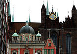Королевская часовня и Мариацкий костел. Астрономические часы Ганса Дюренгена (1470г.), кроме времени показывают знаки зодиака, а также восходы и заходы солнца.