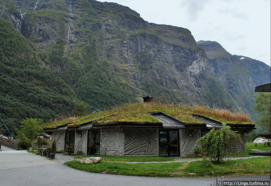 А это очень симпатичный отель в стиле викингов, окна в крыше. Говорят, из некоторых номеров можно смотреть на водопад, не вставая с кровати... Гудванген, Норвегия