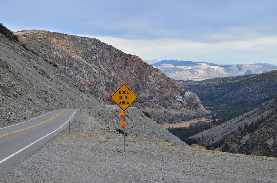 Осторожно, падение камней! И так по всей дороге стоят такие знаки Йосемити Национальный Парк, CША