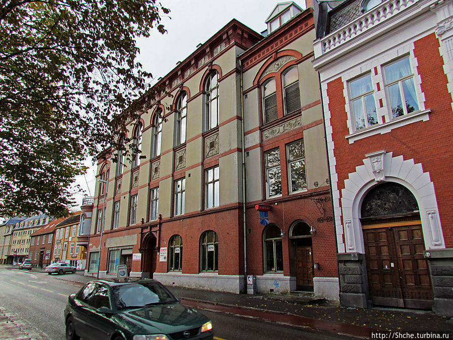 причем зачастую казалось, что в такие роскошные дома занимают не столько библитеки и музеи, а это просто жилые дома