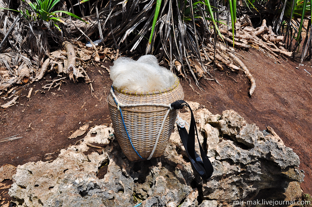 После многочисленных и безрезультатных забрасываний невода в морскую пучину, он сложил свою сеть в плетеный рюкзак, и отправился домой к разбитому корыту. Бали, Индонезия