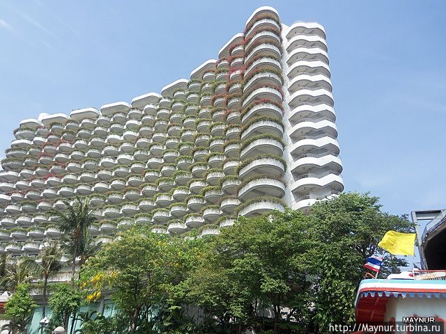 Ни одного балкона без цветов.