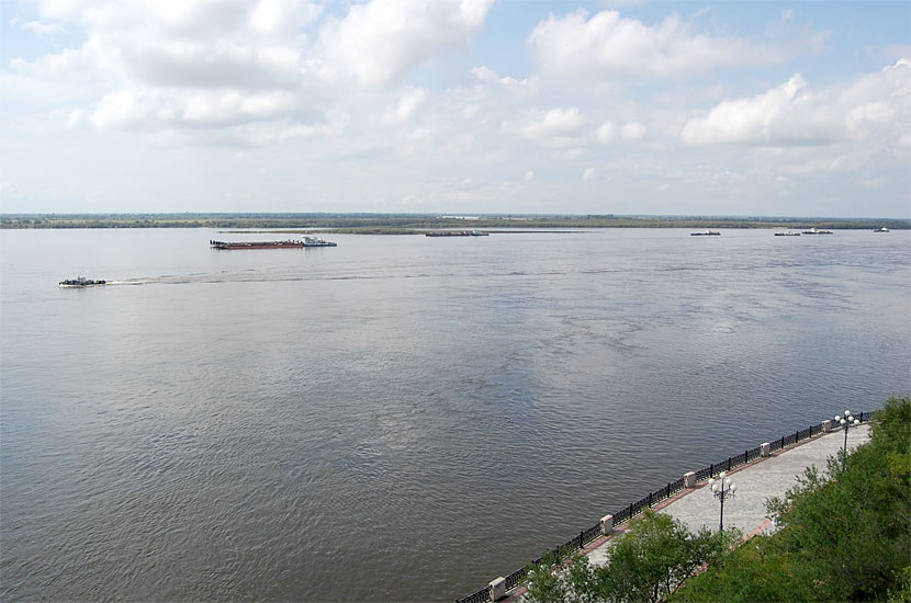 Левый берег амура. Хабаровск вид с Амура. Берег Амура Хабаровск. Хабаровск вид со смотровой площадки. Вид реки Амур.