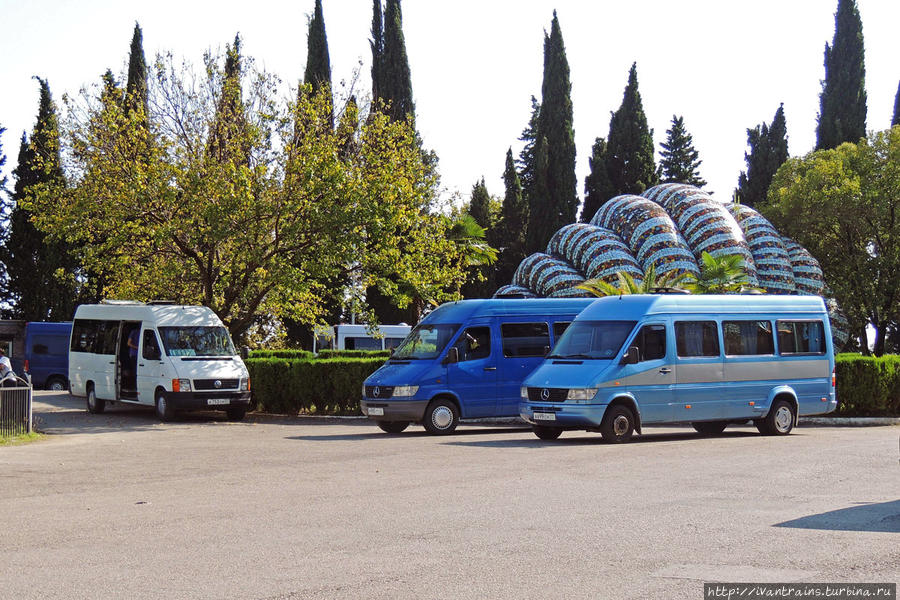 Местные маршрутчики ожидают клиентов. Работы нет, никто не ездит... Новый Афон, Абхазия