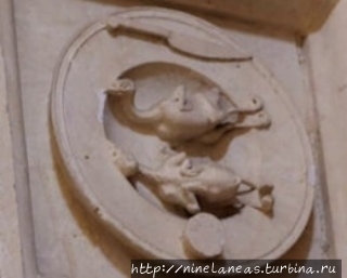 Кафедральный собор Севильи. Каменное меню 16 века. Севилья, Испания