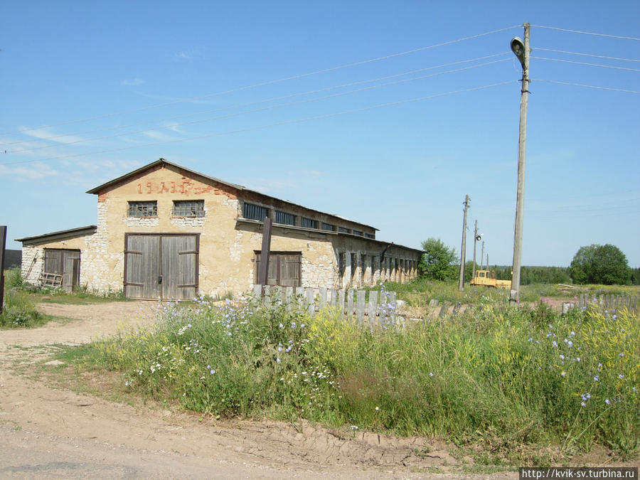 Следующая деревня была Овсянники,  там закончилась асфальтированная дорога. При въезде в населенный пункт заброшенные мастерские, а когда-то здесь был центр совхоза.