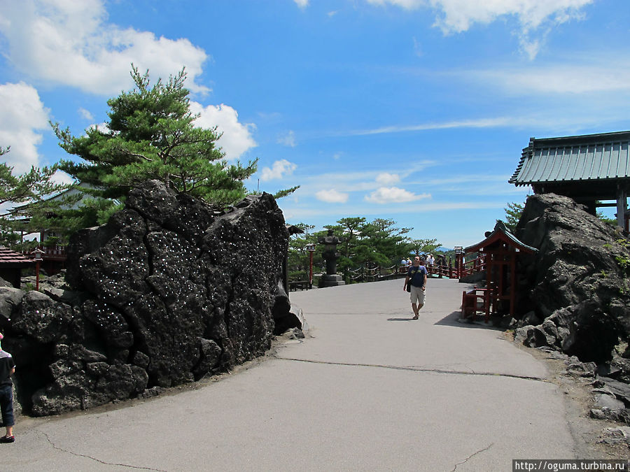 Камень весь блестит — это туристы заталкивают в его расщелины мелкие монеты Префектура Гумма, Япония