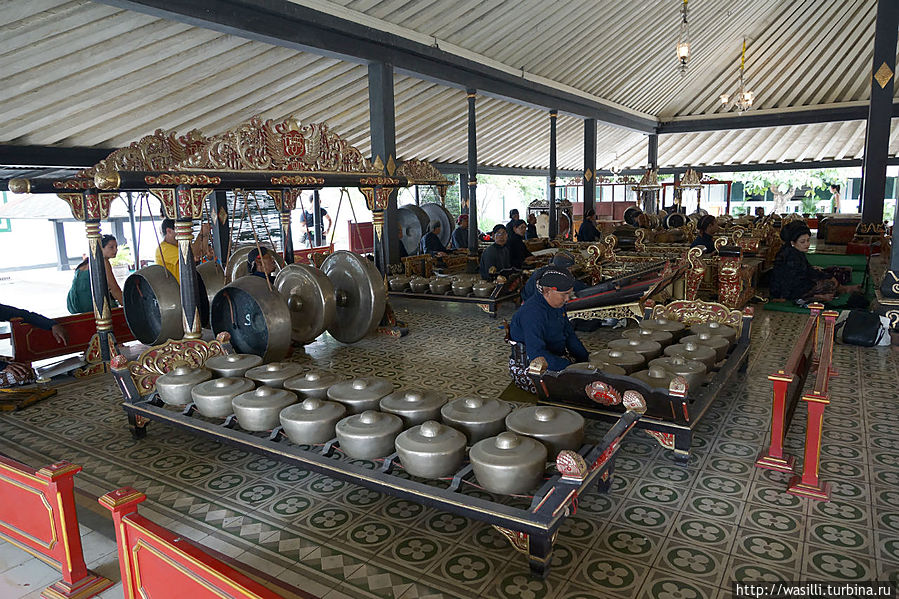 Музыканты кукольного театра. Дворец султана. Джокьякарта.