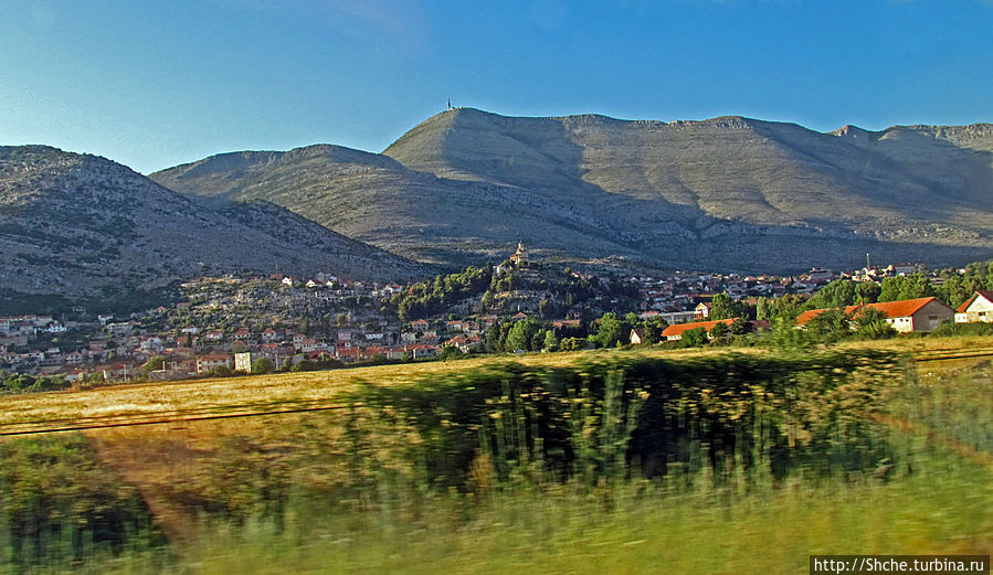 так Требинье выглядит далеко со стороны, крупнейший город в регионе Республика Сербская, Босния и Герцеговина