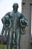 Скульптура Счастливый отец в Парке скульптур Густава Вигеланда.