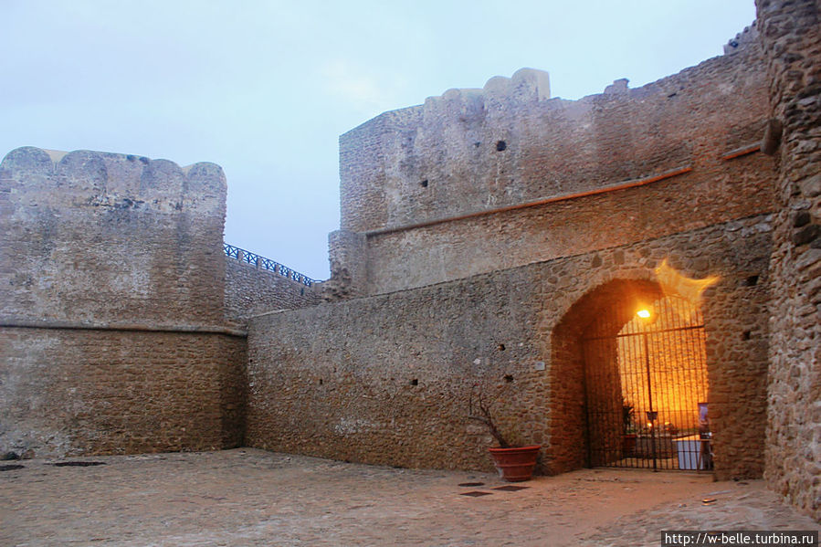 Мыс Резуто: у развалин арагонского замка Кротоне, Италия
