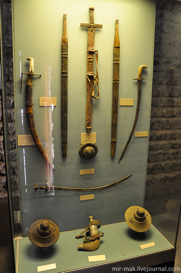 В дубайском музее собрана большая коллекция кинжалов, мечей и другого традиционного бедуинского оружия. Дубай, ОАЭ