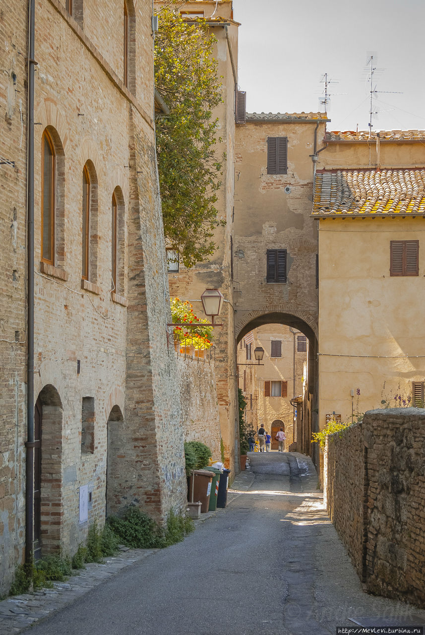 Город San Gimignano над долиной местного Кьянти Сан-Джиминьяно, Италия