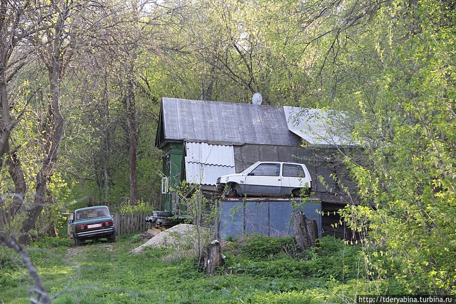 Этот автомобиль видимо очень дорог хозяевам — водружен на пьедестал, хоть и колеса уже потерял