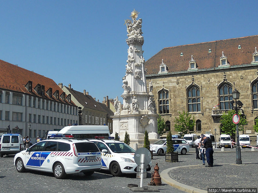 Площадь Сентхаромшаг (Святой Троицы). Посреди площади стоит колонна с символическим изображением Святой троицы, установленная после эпидемии чумы. Будапешт, Венгрия