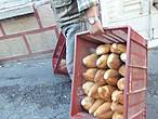 Турецкий хлеб в форме батона. Батон можно сжать от корки до корки, такой он воздушный. Хлеб употребляется только свежим. Вчерашний идет на корм скоту.