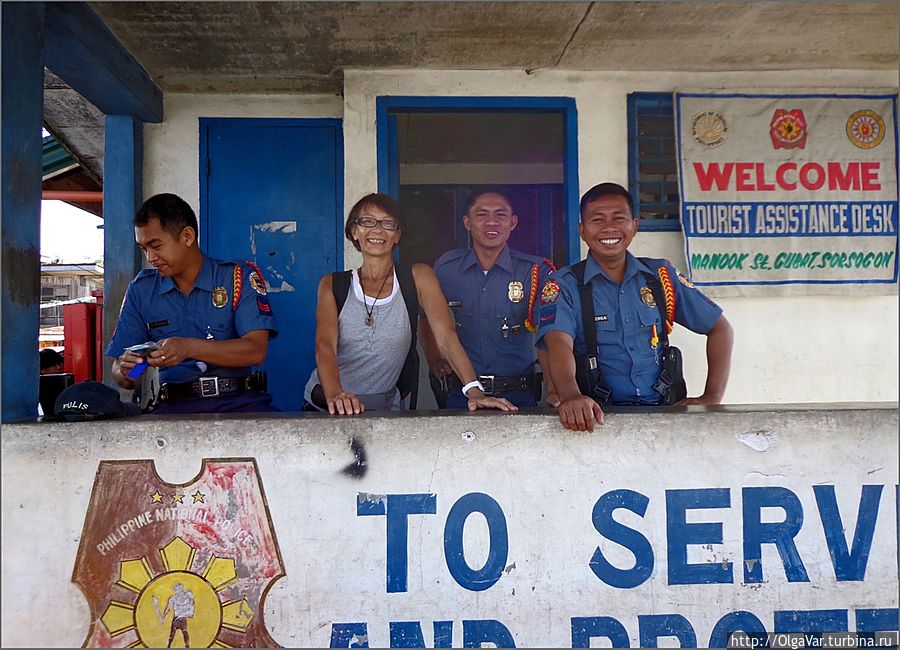 *За жизнью города зорко следит полиция, на опорный пункт которого я наткнулась в центре города. Полицейские не поленились остановить меня и спросить, откуда я, где проживаю на Филиппинах и зачем в Губат приехала. Удовлетворившись ответом, что я всего лишь туристка, а в Губате нужно купить билеты на автобус, они с радостью сфотографировались со мной на память. Бдительность прежде всего...